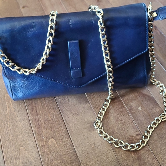Danier leather purse with gold chain strap - Picture 3 of 6